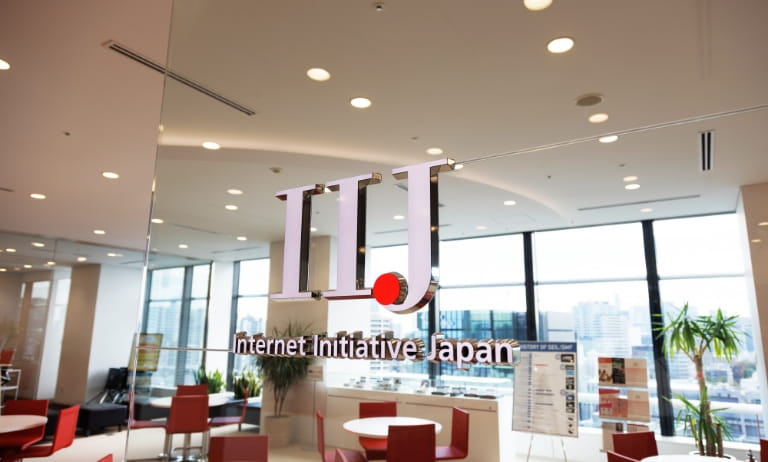受付前ロゴ